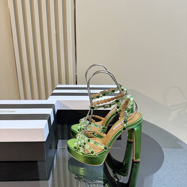 Aquazzura 2024经典款的高跟防水台水钻凉鞋，真的美到我心坎里啦！璀璨的水钻在阳光下闪烁，如同繁星点点。防水台的设计贴心又舒适，高跟鞋则赋予了自信的力